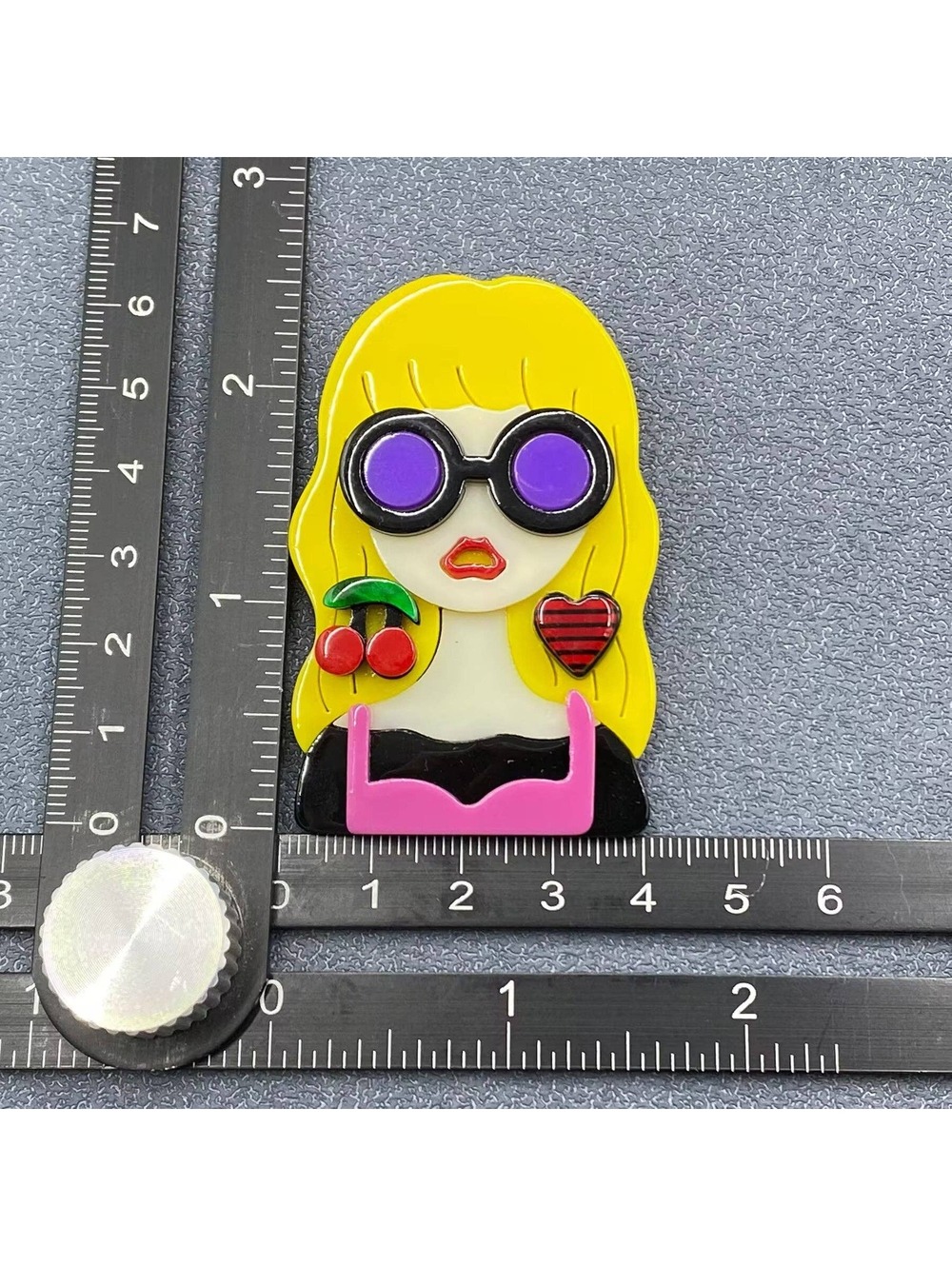 Fashion Girl Acrylic Brooch 🦩 - Picture 4 of 4